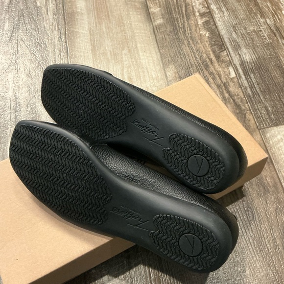 Trotter’s Elegant Black Women's Loafers Size 6.5 Wide - Picture 13 of 16